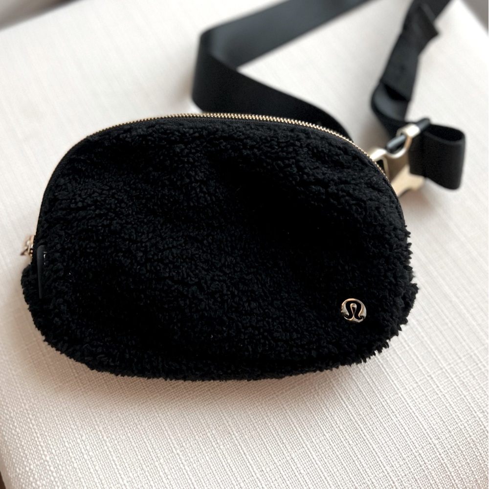 Lululemon Everywhere belt bag 1L fleece